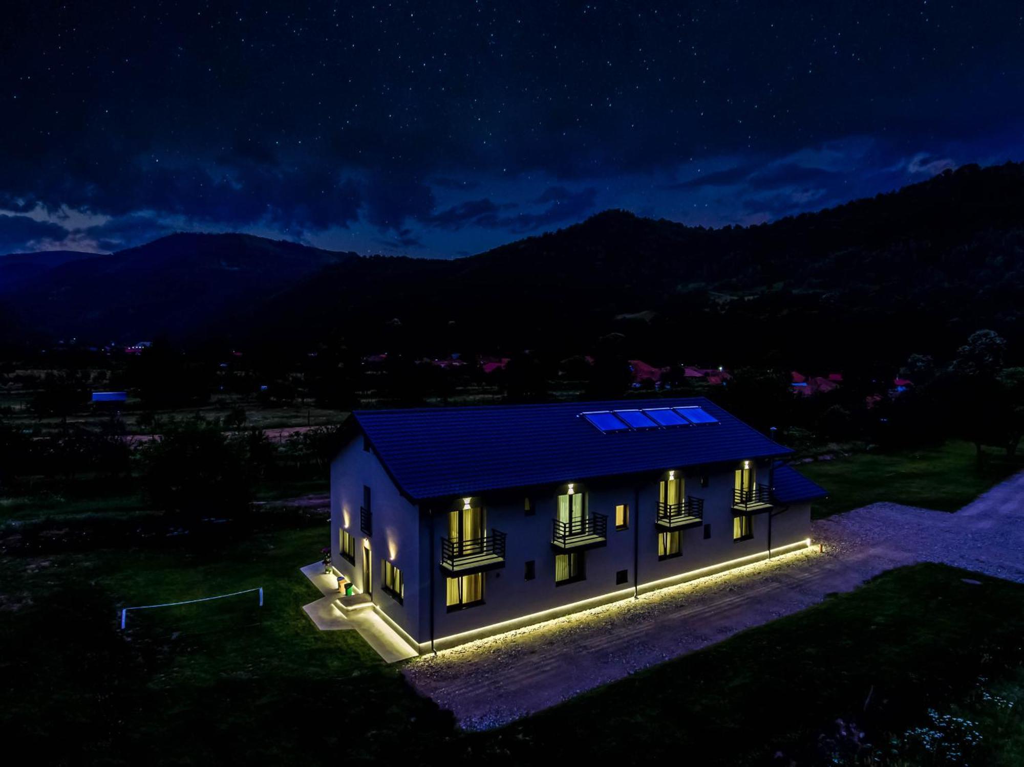 Transalpina Retreat Novaci-Străini Exterior foto